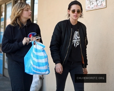 Click to view full size image
==============
1485489923945_Chlo_Grace_Moretz_-Kristen_Stewart_18.jpg 1485489923945_Chlo_Grace_Moretz_-Kristen_Stewart_18.jpg