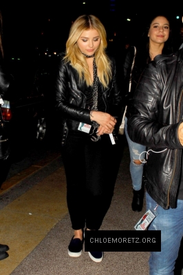 Chloe-Moretz--Arriving-To-See-Alessia-Cara--05-662x993.jpg