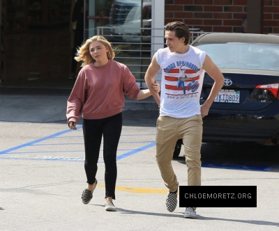 Chloe-Moretz--Leaving-Rite-Aid--01-662x550.jpg