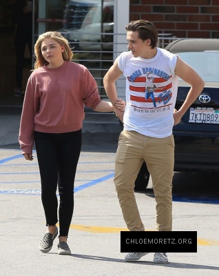 Chloe-Moretz--Leaving-Rite-Aid--05-662x831.jpg