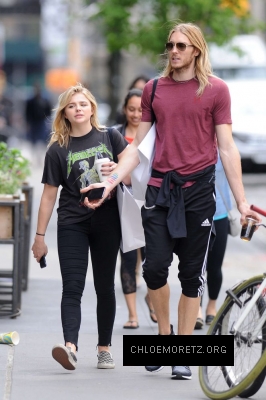 Chloe-Moretz--Out-and-about-in-Manhattan--05-662x993.jpg