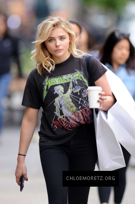 Click to view full size image
==============
Chloe-Moretz--Out-and-about-in-Manhattan--11-662x993.jpg Chloe-Moretz--Out-and-about-in-Manhattan--11-662x993.jpg