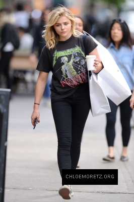 Click to view full size image
==============
Chloe-Moretz--Out-and-about-in-Manhattan--15-662x993.jpg Chloe-Moretz--Out-and-about-in-Manhattan--15-662x993.jpg