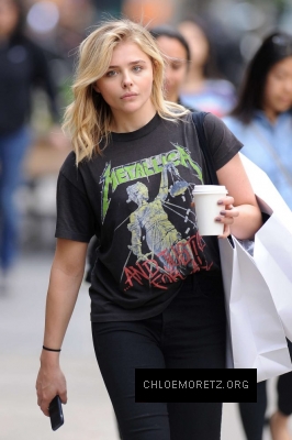 Chloe-Moretz--Out-and-about-in-Manhattan--19-662x993.jpg