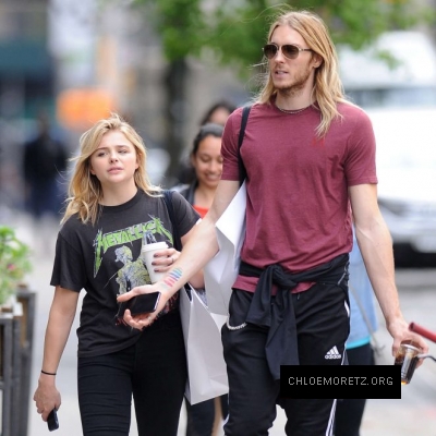 Chloe-Moretz--Out-and-about-in-Manhattan--20-662x662.jpg