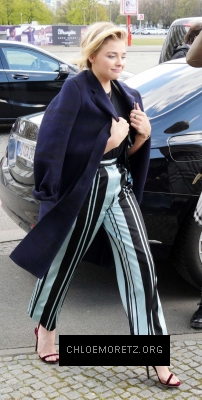Chloe-Moretz-Out-in-Berlin--08-662x1308_28129.jpg