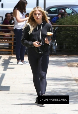Chloe-Moretz-Out-in-LA--02-662x957.jpg