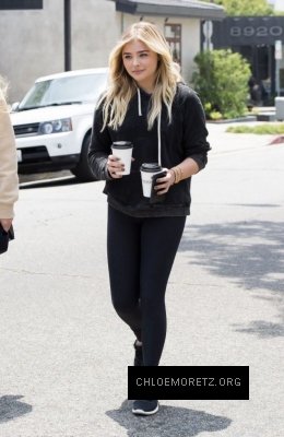 Chloe-Moretz-Out-in-LA--03-662x1016.jpg