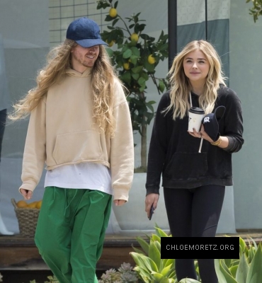 Chloe-Moretz-Out-in-LA--04-662x715.jpg