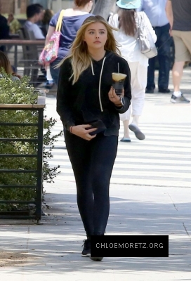 Chloe-Moretz-Out-in-LA--13-662x970.jpg