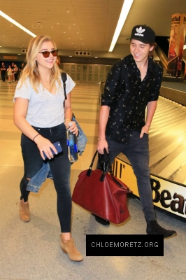 Chloe-Moretz-and-Brooklyn-Beckham-at-JFK-Airport--02-662x993.jpg