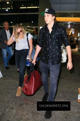 Chloe-Moretz-and-Brooklyn-Beckham-at-JFK-Airport--04-662x993.jpg