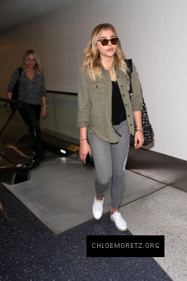 Chloe-Moretz-at-LAX-Airport--04-662x993.jpg