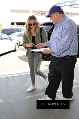 Chloe-Moretz-at-LAX-Airport--11-662x993.jpg