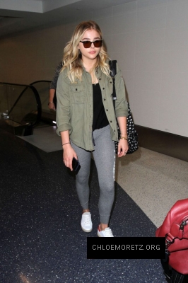 Chloe-Moretz-at-LAX-Airport--17-662x993.jpg