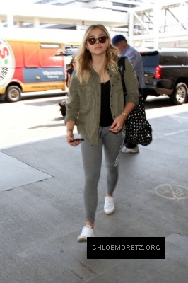 Chloe-Moretz-at-LAX-Airport--18-662x993.jpg