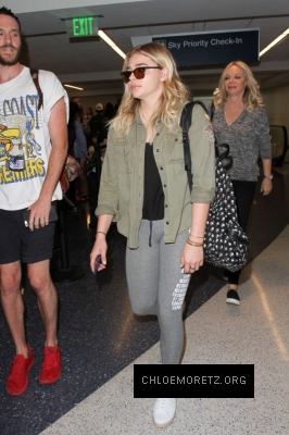 Chloe-Moretz-at-LAX-Airport--25-662x993.jpg