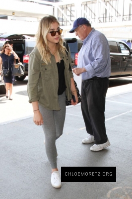 Chloe-Moretz-at-LAX-Airport--26-662x993.jpg