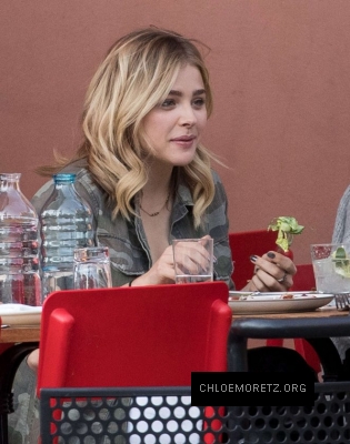 Chloe-Moretz-having-lunch-with-a-friends--09-662x839.jpg