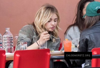 Chloe-Moretz-having-lunch-with-a-friends--10-662x453.jpg