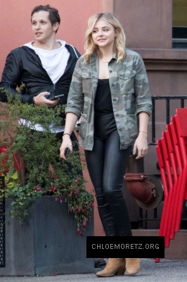 Chloe-Moretz-having-lunch-with-a-friends--11-662x993.jpg