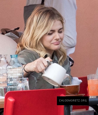 Click to view full size image
==============
Chloe-Moretz-having-lunch-with-a-friends--13-662x776.jpg Chloe-Moretz-having-lunch-with-a-friends--13-662x776.jpg