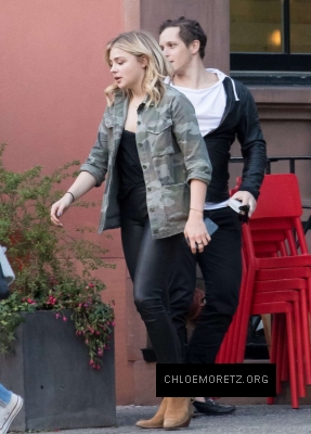 Chloe-Moretz-having-lunch-with-a-friends--15-662x920.jpg