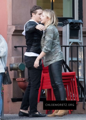 Chloe-Moretz-having-lunch-with-a-friends--16-662x920.jpg