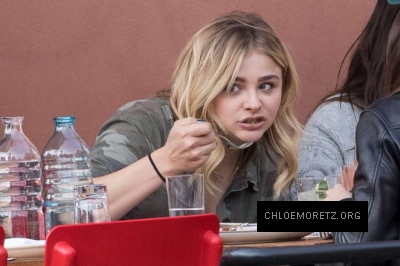 Chloe-Moretz-having-lunch-with-a-friends--17-662x441.jpg
