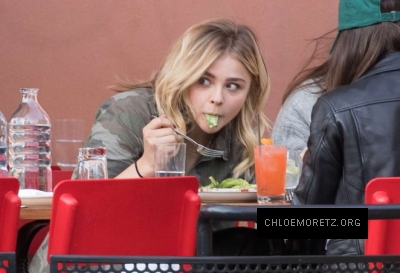 Chloe-Moretz-having-lunch-with-a-friends--18-662x453.jpg