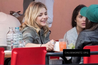 Chloe-Moretz-having-lunch-with-a-friends--20-662x441.jpg