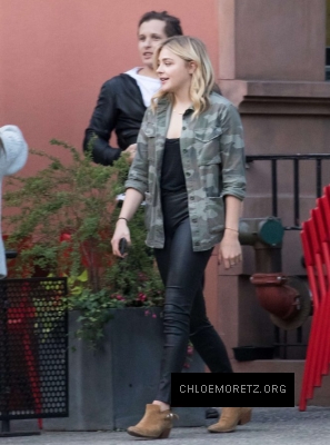Chloe-Moretz-having-lunch-with-a-friends--21-662x890.jpg
