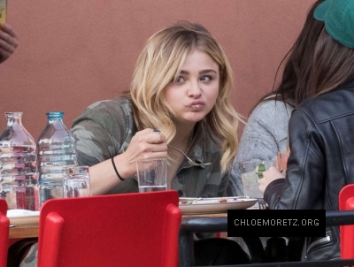Chloe-Moretz-having-lunch-with-a-friends--26-662x500.jpg