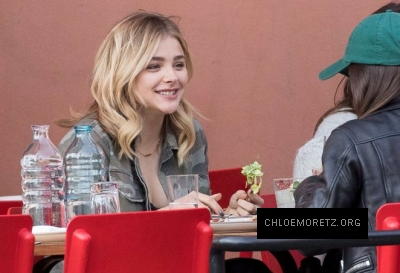 Chloe-Moretz-having-lunch-with-a-friends--30-662x453.jpg