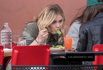 Chloe-Moretz-having-lunch-with-a-friends--31-662x453.jpg