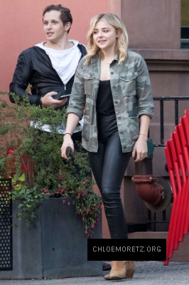 Click to view full size image
==============
Chloe-Moretz-having-lunch-with-a-friends--32-662x993.jpg Chloe-Moretz-having-lunch-with-a-friends--32-662x993.jpg