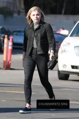Chloe-Moretz-in-Black-Jeans--05-662x993.jpg