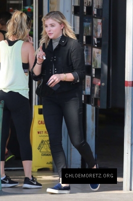 Chloe-Moretz-in-Black-Jeans--07-662x993.jpg