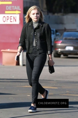 Chloe-Moretz-in-Black-Jeans--09-662x993.jpg