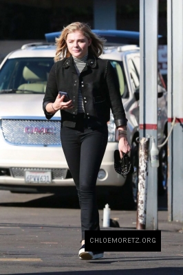Chloe-Moretz-in-Black-Jeans--10-662x993.jpg