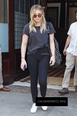 Click to view full size image
==============
Chloe-Moretz-in-Black-Pants--02-662x993.jpg Chloe-Moretz-in-Black-Pants--02-662x993.jpg