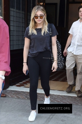 Click to view full size image
==============
Chloe-Moretz-in-Black-Pants--04-662x993.jpg Chloe-Moretz-in-Black-Pants--04-662x993.jpg