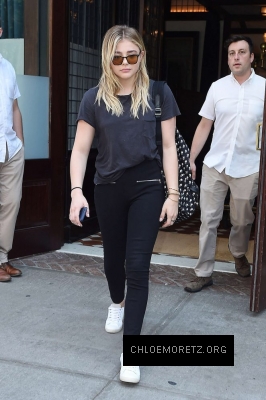 Click to view full size image
==============
Chloe-Moretz-in-Black-Pants--05-662x993.jpg Chloe-Moretz-in-Black-Pants--05-662x993.jpg