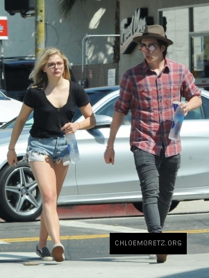 Chloe-Moretz-in-Jeans-Shorts--10-662x877.jpg