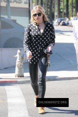 Chloe-Moretz-in-Leather--02-662x986.jpg
