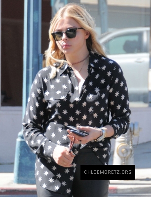 Chloe-Moretz-in-Leather--04-662x863.jpg