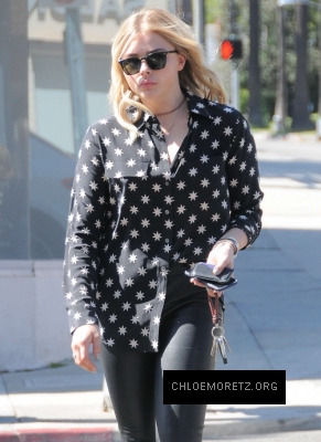 Chloe-Moretz-in-Leather--23-662x908.jpg