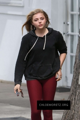Chloe-Moretz-in-Red-Tights--01-662x993.jpg