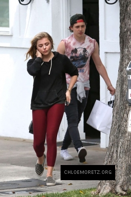 Chloe-Moretz-in-Red-Tights--06-662x993.jpg