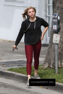 Chloe-Moretz-in-Red-Tights--15-662x993.jpg